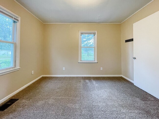 Building Photo - Coming Soon! Cozy 2 Bed / 1 Bath Home — Pet Friendly!