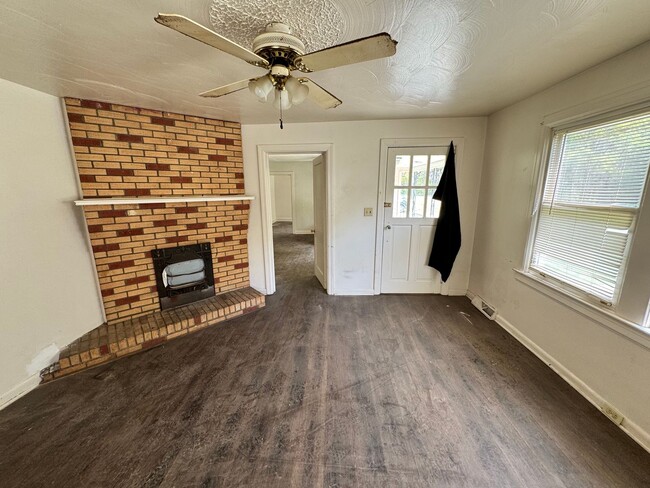 Building Photo - 2/1 with extra space in Uptown Shelby, NC