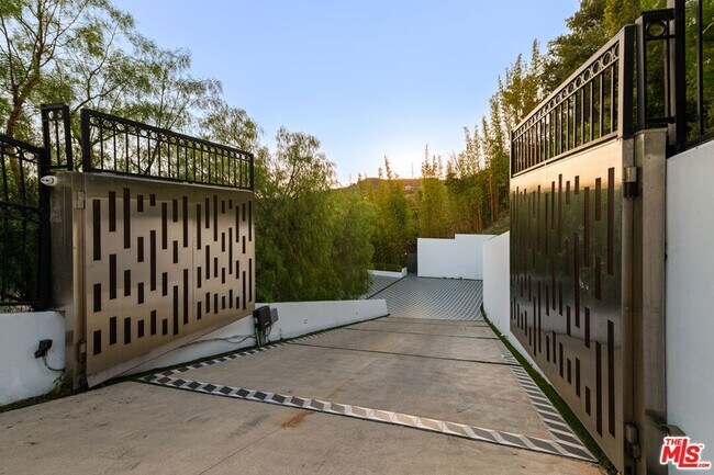 Building Photo - 7080 Mulholland Dr