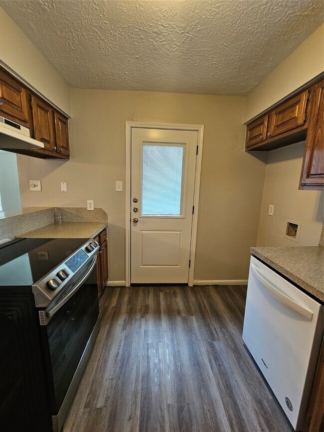 Building Photo - 2312 Meadow Green Dr