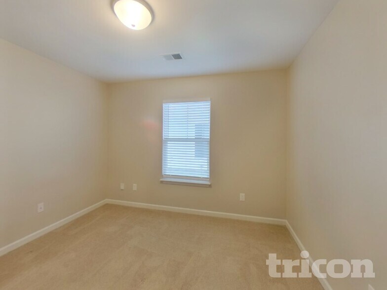Building Photo - 590 Pollyanna Dr