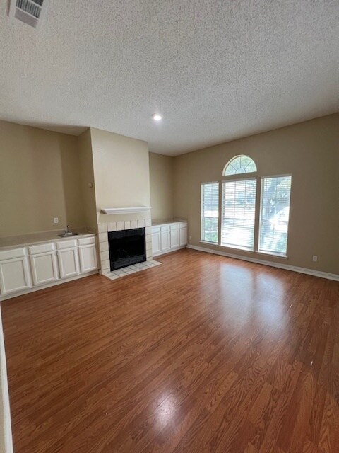 Building Photo - 1 Bedroom townhome w Fireplace & Garage