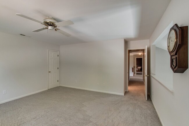 Building Photo - Spacious 4 Bed, 3 Bath Home in Convenientl...