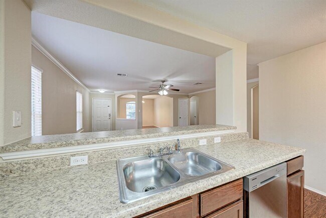 Building Photo - 921 Dexter Dr