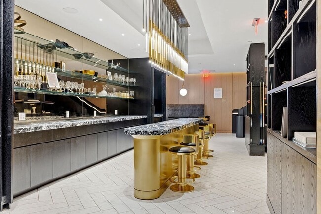 Building Photo - 55 Lagrange St