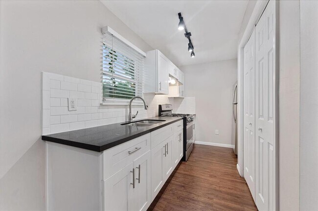 Primary Photo - 605 Enid St
