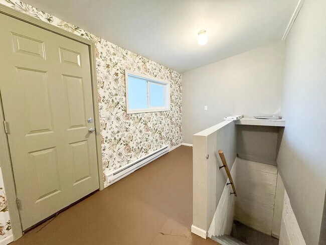 Building Photo - 518 W Maple Ave