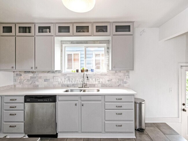 Building Photo - Light & Bright Modern Daylight Ranch Loaded with Updates! Walking Distance to Kennedy School!!!!