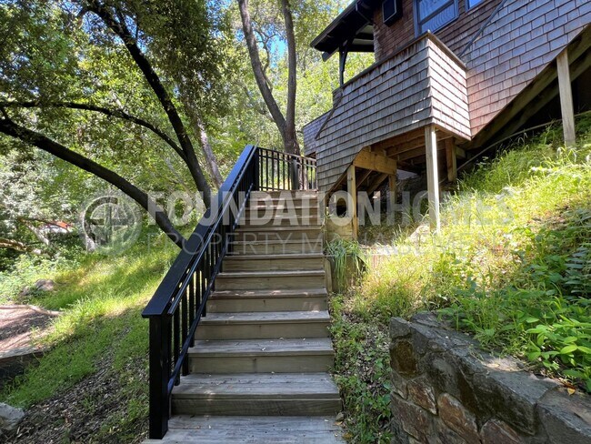 Building Photo - Picturesque 1BR/1BA Ross Cottage!  A/C! Al...