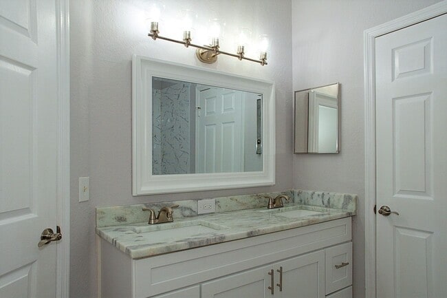 Building Photo - Gorgeous - Completely updated 2 bed 2 bath condo in gated community of Mosaic at Millenia!