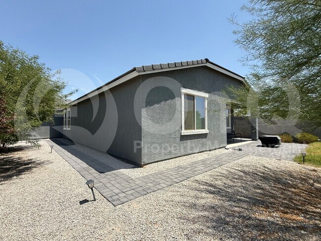 Building Photo - 35733 W Santa Monica Ave
