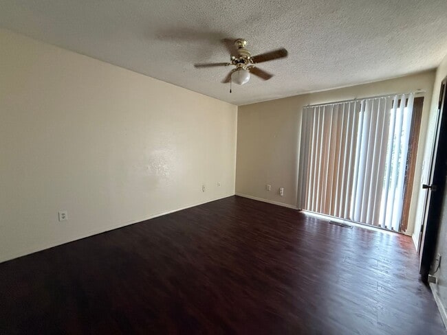 Building Photo - A 3 bed, 2 bath Duplex in Broken Arrow