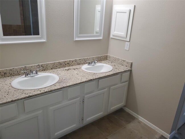 Building Photo - 2111 Aberdeen Dr