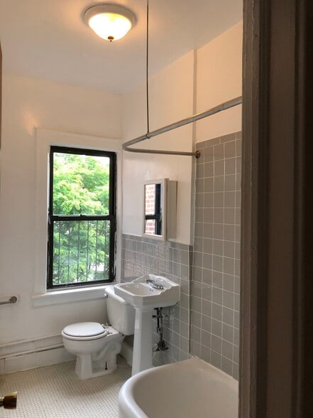 Bathroom - 411 Warburton Ave