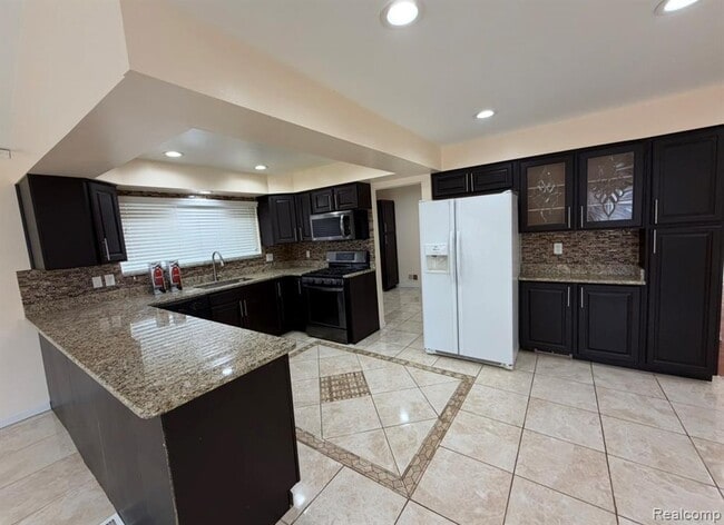 Building Photo - 39725 Crystal Dr