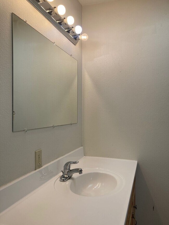Building Photo - 729 S 14th Ave