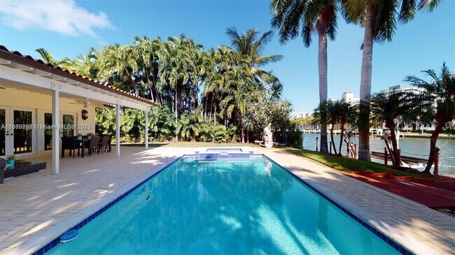 Building Photo - 6015 Pine Tree Dr