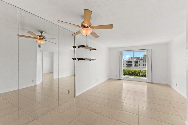 Building Photo - 2106 S Cypress Bend Dr