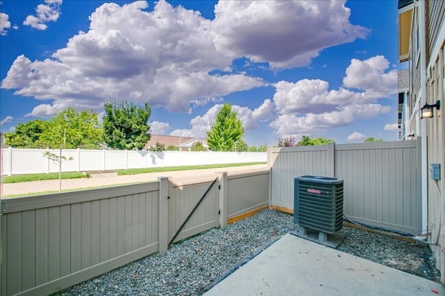 Building Photo - Townhome 2 bed / 2.5 bath in Boise!
