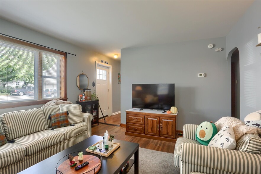 Building Photo - 28 E Willow St