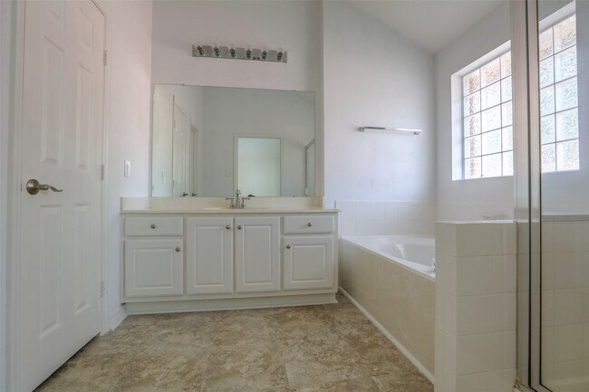 Building Photo - 131 Avonlea Dr