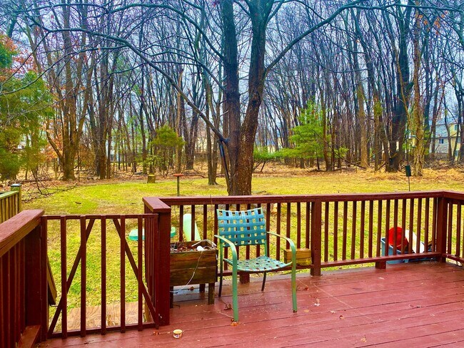 Building Photo - 3 Bedrooms Plus 2 Bonus Rooms!!! 2.5 Baths...