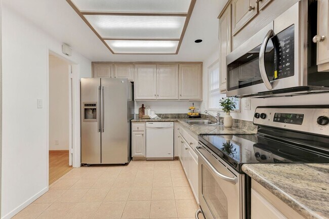 Building Photo - 4950 Louise Ave