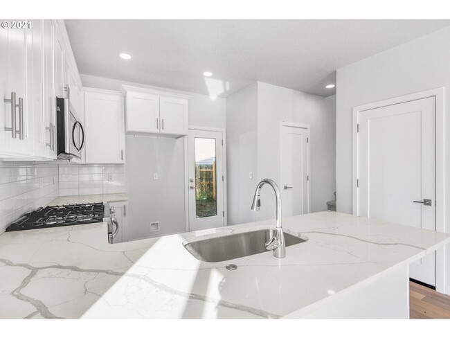 Building Photo - Stunning 3 bed/2.5 bath NEW CONSTRUCTION s...