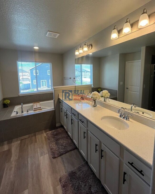 Building Photo - 4597 Hollycomb Dr