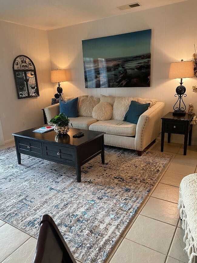 Building Photo - 2100 W Beach Dr