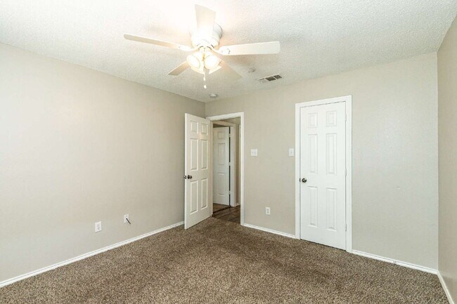 Building Photo - 3 bedroom 3 Bath House plus office