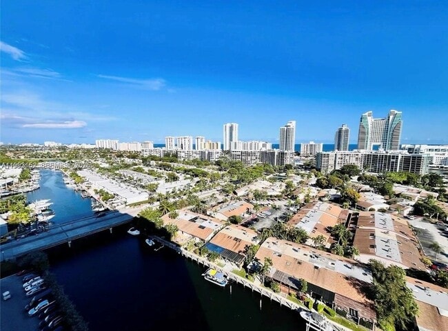 Building Photo - 2500 Parkview Dr