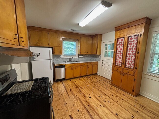 Building Photo - Charming 2 Bedroom 1 Bath House