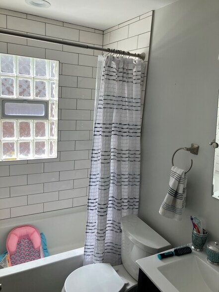 Hallway bathroom with tub - 1025 Sherbrooke Rd