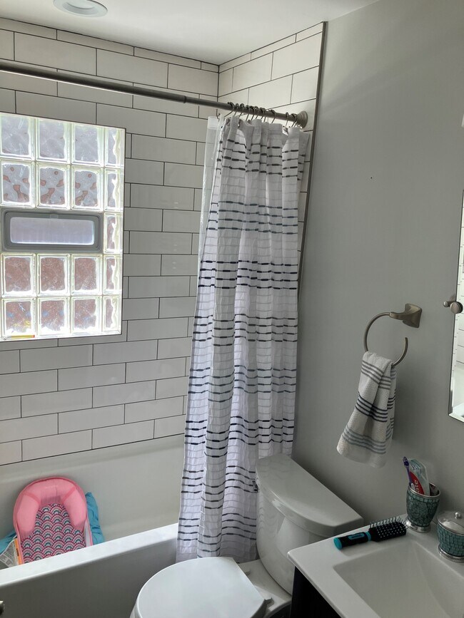 Hallway bathroom with tub - 1025 Sherbrooke Rd