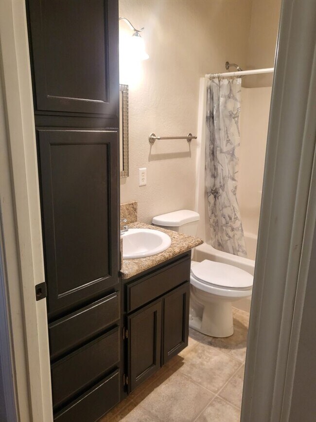 Building Photo - 3 bed 2 bath Home for Rent in Grants Pass
