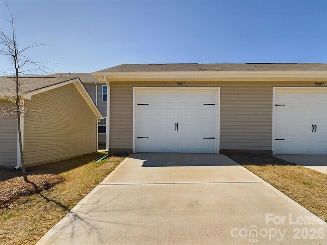 Building Photo - 15611 Country House St