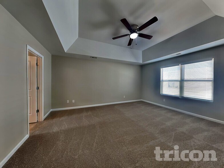 Building Photo - 165 Daisy Cir