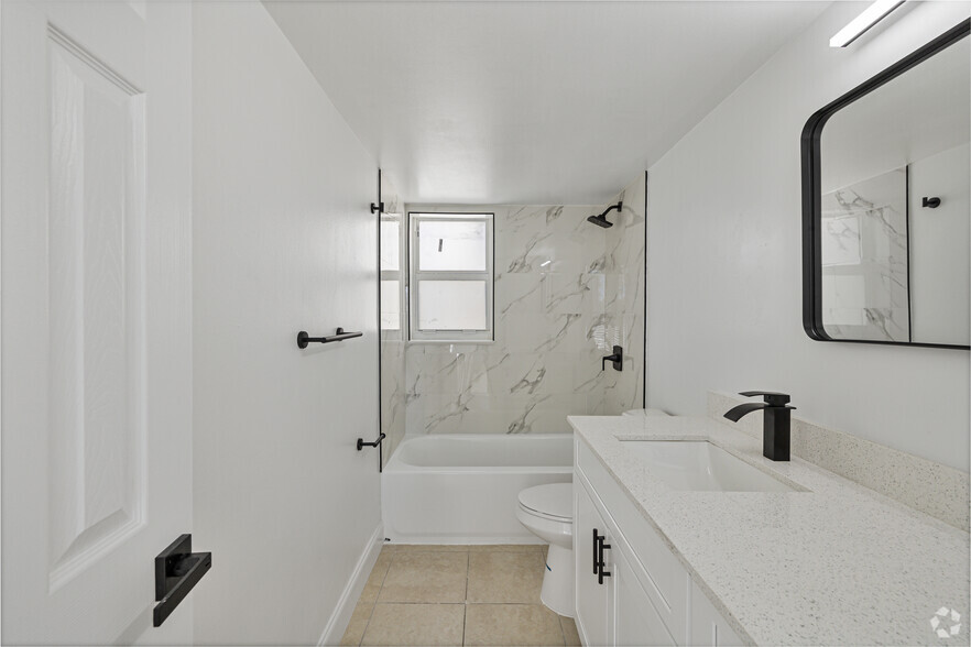 2BR, 1.5BA - 1,077SF - Master Bathroom - The Oaks Apartments