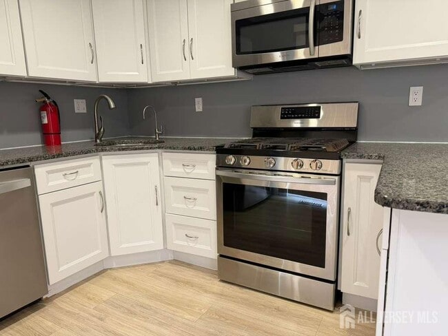 Building Photo - 2 Mochen Ct