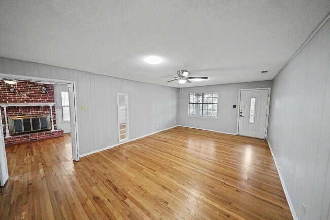 Building Photo - Classic Northeast San Antonio Gem with Two Living Areas - Realtor Commission: $500