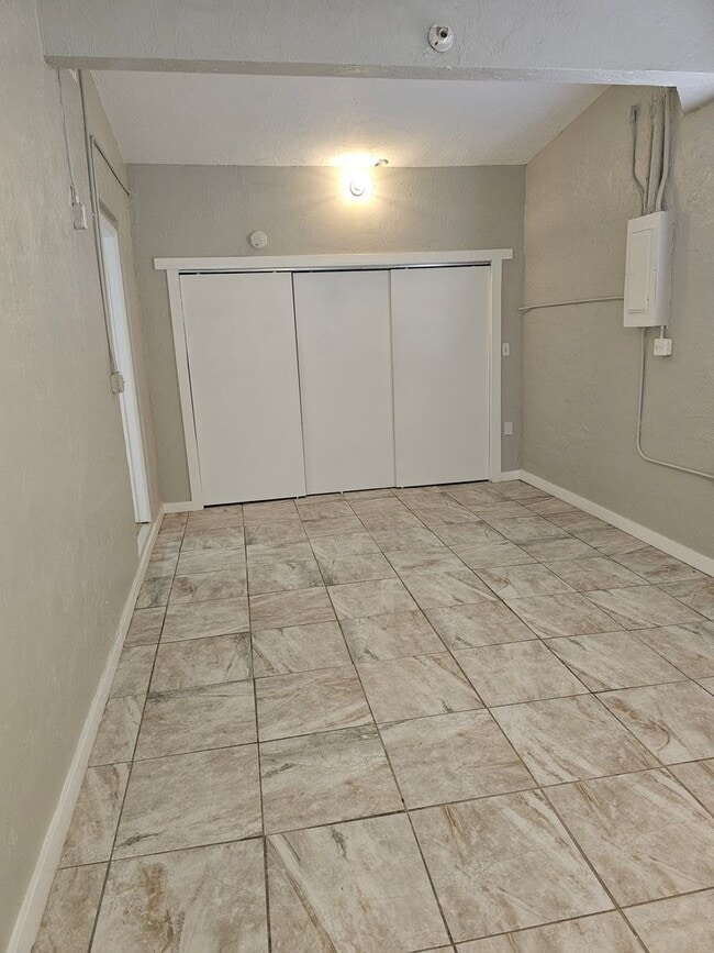 Building Photo - FOR RENT!!! BEAUTIFUL AND SPACIOUS 3 BEDRO...