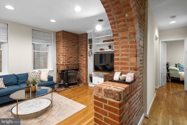 Building Photo - 410 11th St NE