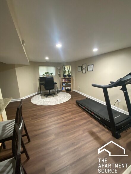 Building Photo - 2118 N Avers Ave