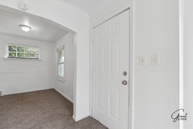 Building Photo - $1,150 - Bungalow