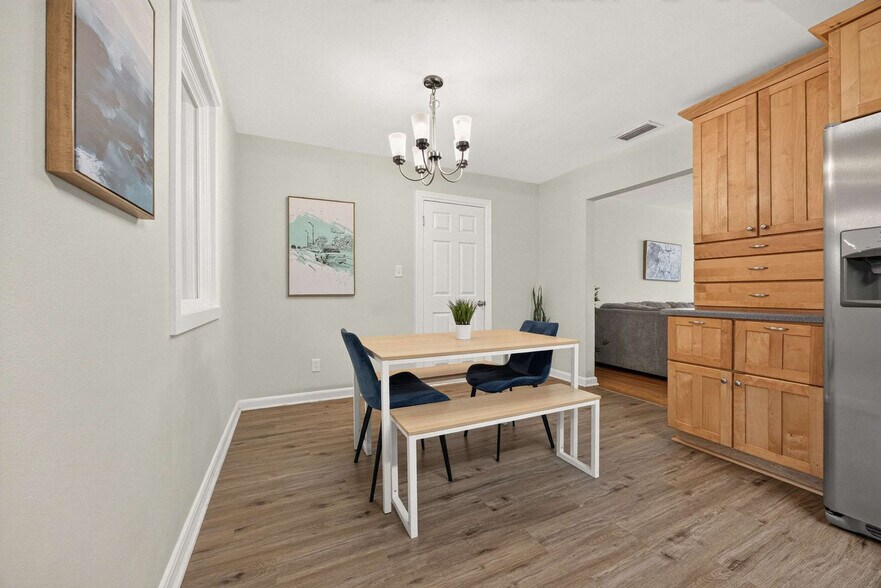 Building Photo - 8633 Emerald Isle Cir S