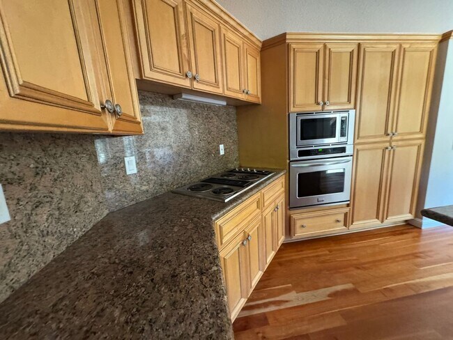 Building Photo - Fully remodeled home, Pet friendly with A/...