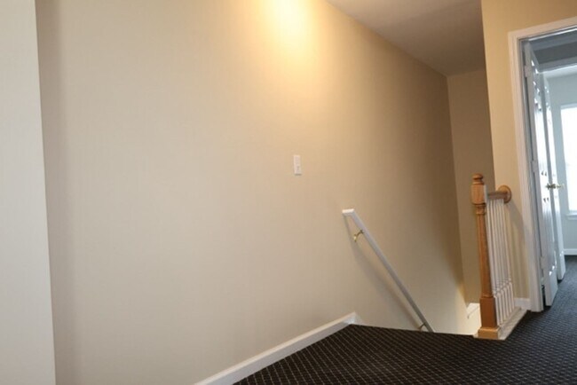 Building Photo - Charming 2-story Townhome