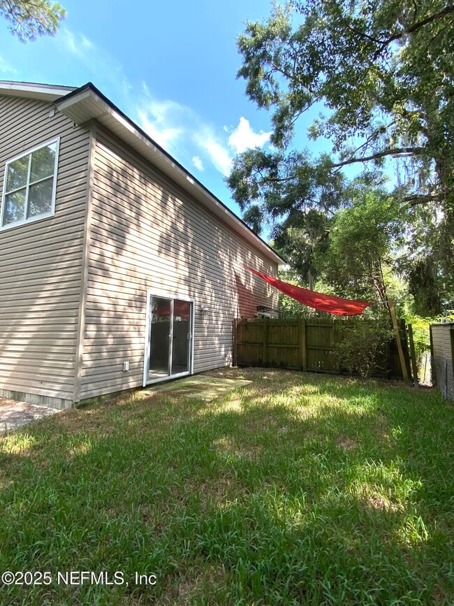 Building Photo - 86069 Pineview Dr