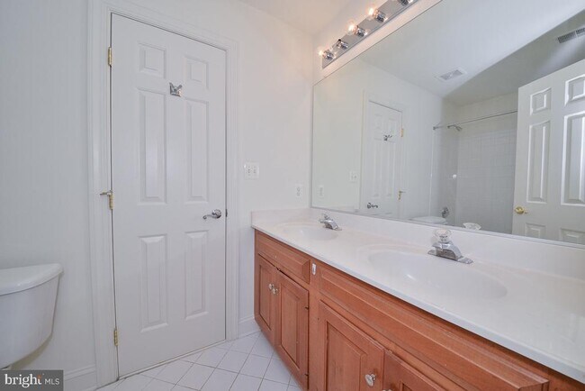 Building Photo - 855 Charwhit Ct
